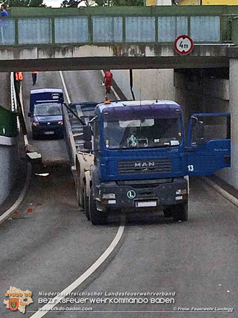 20160530_LKW gegen Bahnbruecke der Pottendorfer-Linie  Foto: FF Landegg