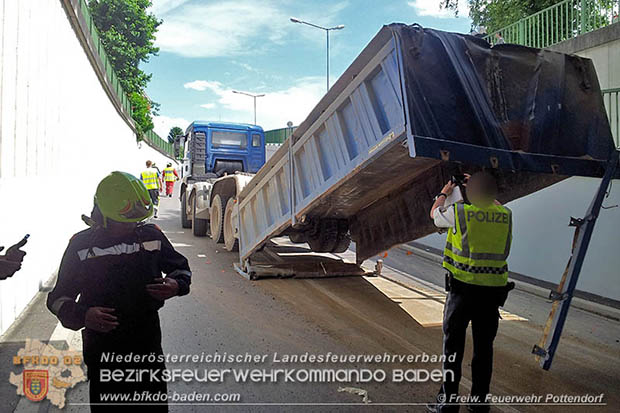 20160530_LKW gegen Bahnbruecke der Pottendorfer-Linie  Foto: FF Pottendorf