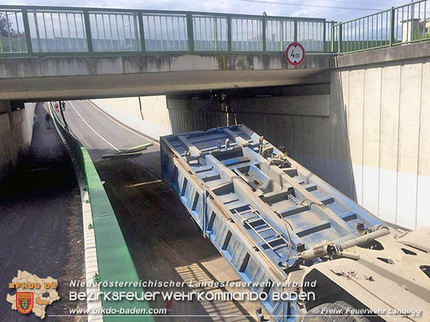 20160530_LKW gegen Bahnbruecke der Pottendorfer-Linie  Foto: FF Landegg
