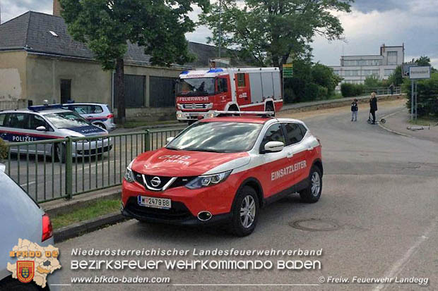 20160530_LKW gegen Bahnbruecke der Pottendorfer-Linie  Foto: FF Landegg