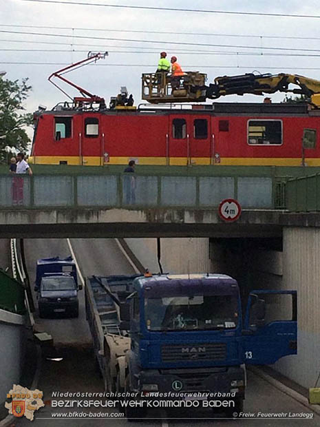 20160530_LKW gegen Bahnbruecke der Pottendorfer-Linie  Foto: FF Landegg