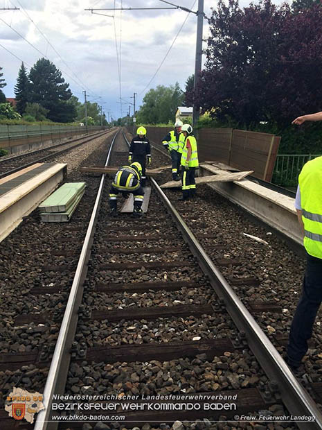 20160530_LKW gegen Bahnbruecke der Pottendorfer-Linie  Foto: FF Landegg