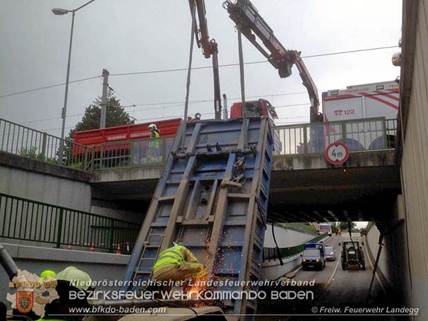 20160530_LKW gegen Bahnbruecke der Pottendorfer-Linie  Foto: FF Landegg