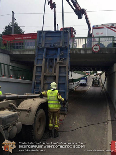 20160530_LKW gegen Bahnbruecke der Pottendorfer-Linie  Foto: FF Landegg