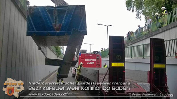20160530_LKW gegen Bahnbruecke der Pottendorfer-Linie  Foto: FF Landegg