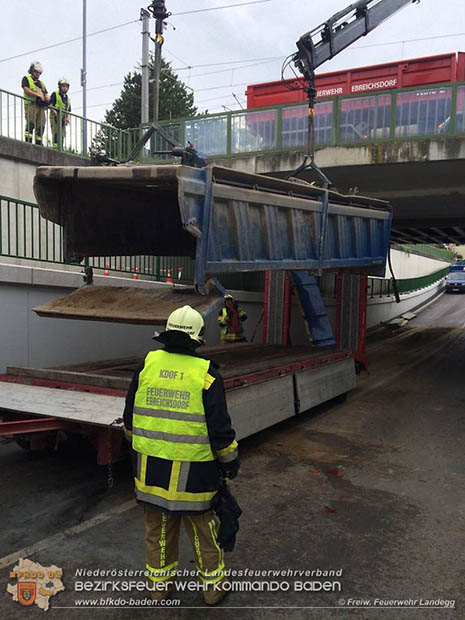 20160530_LKW gegen Bahnbruecke der Pottendorfer-Linie  Foto: FF Landegg