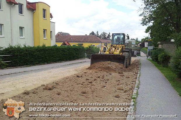 20160530_LKW gegen Bahnbruecke der Pottendorfer-Linie  Foto: FF Pottendorf