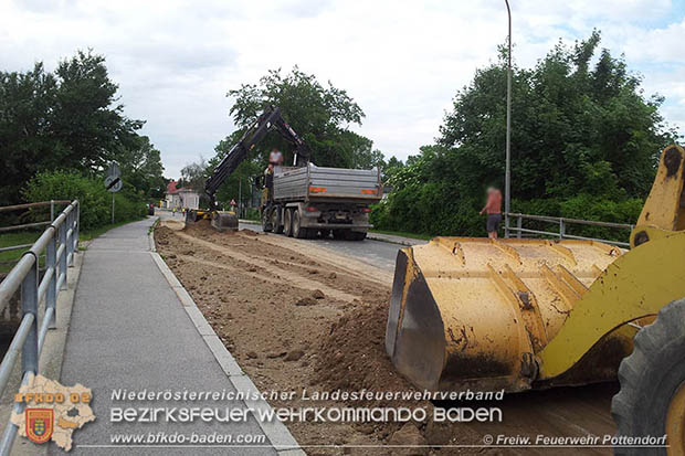 20160530_LKW gegen Bahnbruecke der Pottendorfer-Linie  Foto: FF Pottendorf