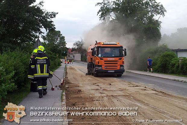 20160530_LKW gegen Bahnbruecke der Pottendorfer-Linie  Foto: FF Pottendorf