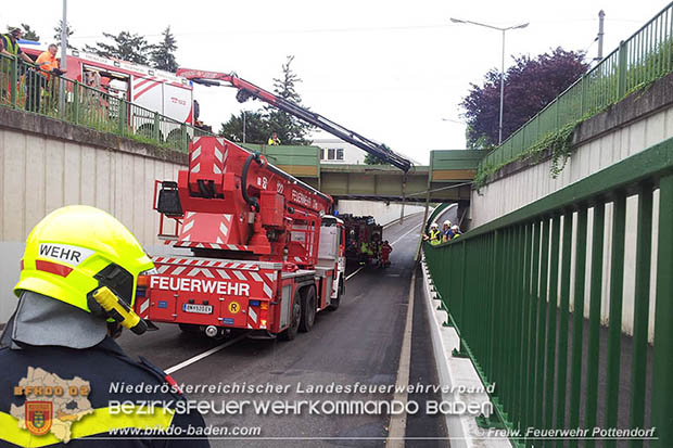 20160530_LKW gegen Bahnbruecke der Pottendorfer-Linie  Foto: FF Pottendorf
