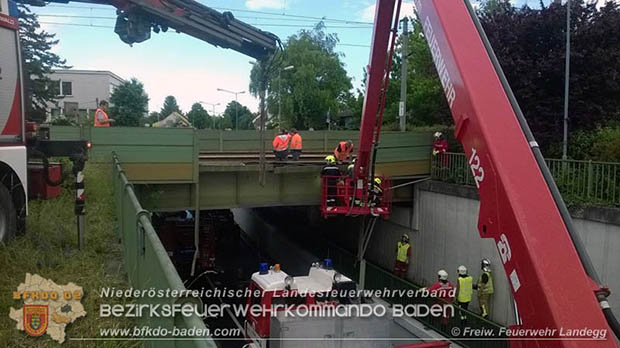 20160530_LKW gegen Bahnbruecke der Pottendorfer-Linie  Foto: FF Landegg