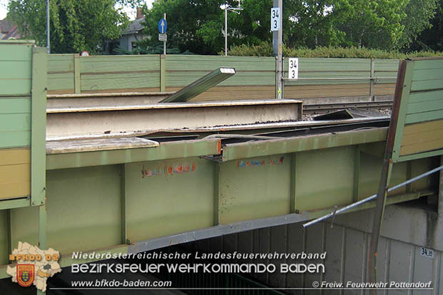 20160530_LKW gegen Bahnbruecke der Pottendorfer-Linie  Foto: FF Pottendorf