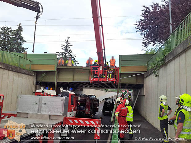20160530_LKW gegen Bahnbruecke der Pottendorfer-Linie  Foto: FF Pottendorf
