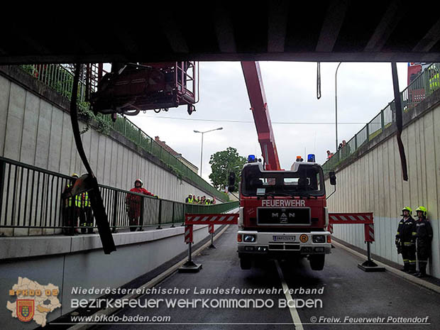 20160530_LKW gegen Bahnbruecke der Pottendorfer-Linie  Foto: FF Pottendorf
