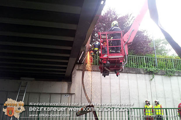 20160530_LKW gegen Bahnbruecke der Pottendorfer-Linie  Foto: FF Pottendorf
