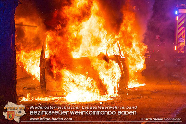 20160608 Kleintransporter in Vollbrand in Baden Weikersdorf  Foto: © Stefan Schneider