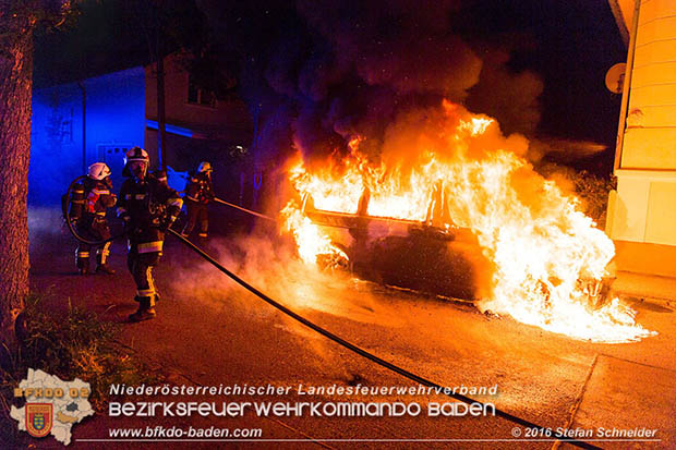 20160608 Kleintransporter in Vollbrand in Baden Weikersdorf Foto: © Stefan Schneider 20160608 Kleintransporter in Vollbrand in Baden Weikersdorf Foto: © Stefan Schneider