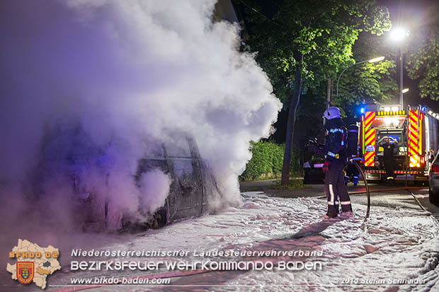 20160608 Kleintransporter in Vollbrand in Baden Weikersdorf Foto: © Stefan Schneider 20160608 Kleintransporter in Vollbrand in Baden Weikersdorf Foto: © Stefan Schneider