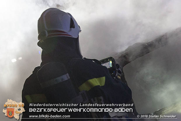 20160608 Kleintransporter in Vollbrand in Baden Weikersdorf Foto: © Stefan Schneider 20160608 Kleintransporter in Vollbrand in Baden Weikersdorf Foto: © Stefan Schneider