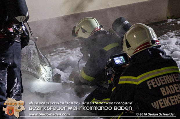 20160608 Kleintransporter in Vollbrand in Baden Weikersdorf Foto: © Stefan Schneider 20160608 Kleintransporter in Vollbrand in Baden Weikersdorf Foto: © Stefan Schneider