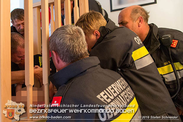 20160609 2-jähriger Bub steckt in Holzgeländer fest  Foto: © Stefan Schneider