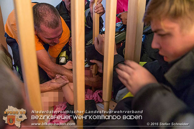 20160609 2-jähriger Bub steckt in Holzgeländer fest  Foto: © Stefan Schneider