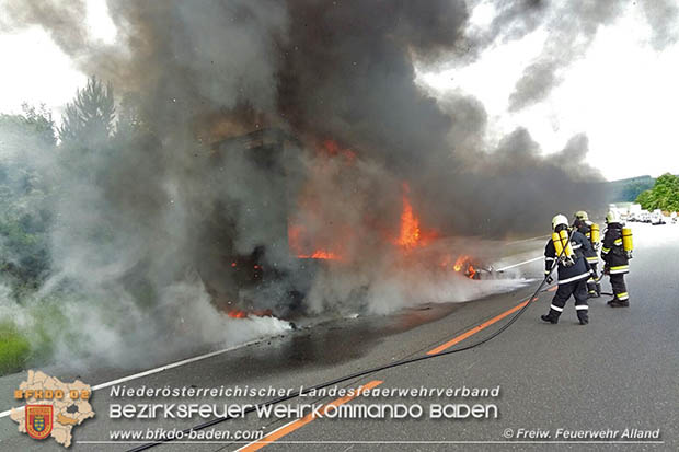 20160613 Brand eines Lkw Sattelaufliegers auf der A21 bei Heiligenkreuz  Foto: © FF Alland