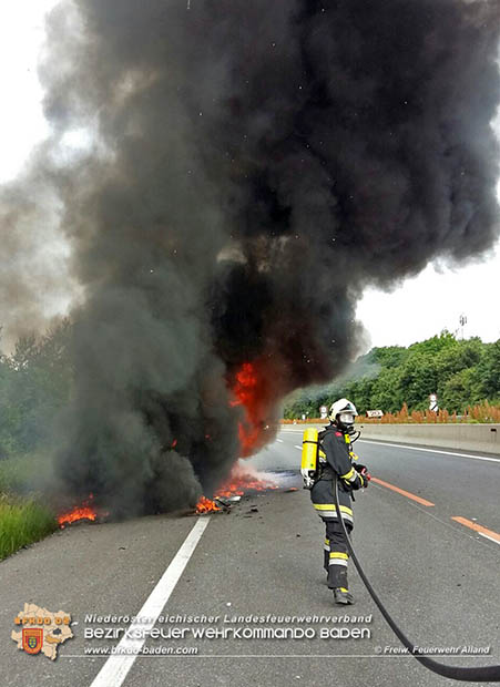 20160613 Brand eines Lkw Sattelaufliegers auf der A21 bei Heiligenkreuz  Foto: © FF Alland
