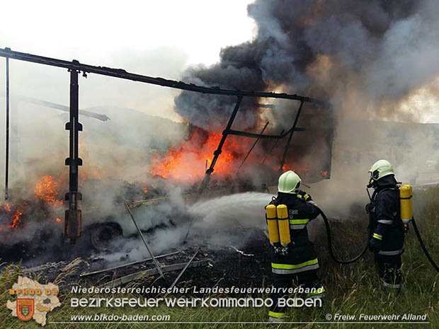 20160613 Brand eines Lkw Sattelaufliegers auf der A21 bei Heiligenkreuz  Foto: © FF Alland