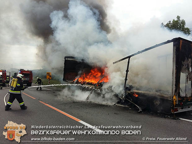 20160613 Brand eines Lkw Sattelaufliegers auf der A21 bei Heiligenkreuz  Foto: © FF Alland