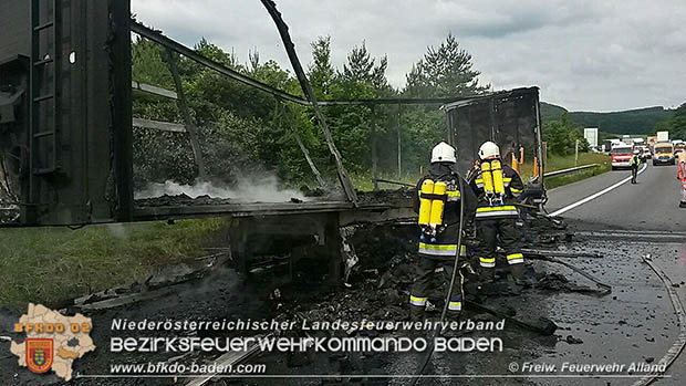 20160613 Brand eines Lkw Sattelaufliegers auf der A21 bei Heiligenkreuz  Foto: © FF Alland