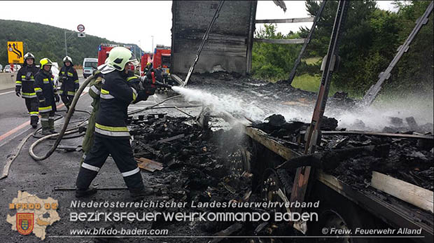 20160613 Brand eines Lkw Sattelaufliegers auf der A21 bei Heiligenkreuz  Foto: © FF Alland
