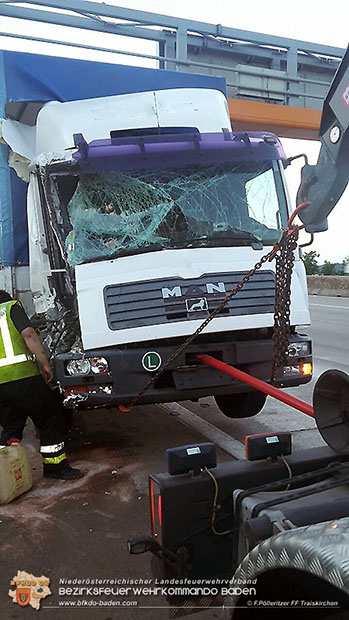 20160617 Lkw Auffahrunfall A2 Suedautobahn RFB Wien  Foto: Franz Poelleritzer FF Traiskirchen