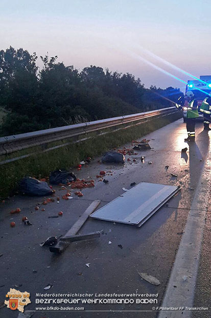 20160617 Lkw Auffahrunfall A2 Suedautobahn RFB Wien  Foto: Franz Poelleritzer FF Traiskirchen