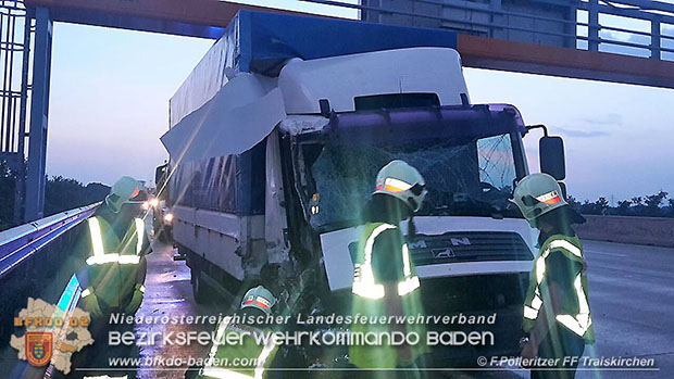 20160617 Lkw Auffahrunfall A2 Suedautobahn RFB Wien  Foto: Franz Poelleritzer FF Traiskirchen