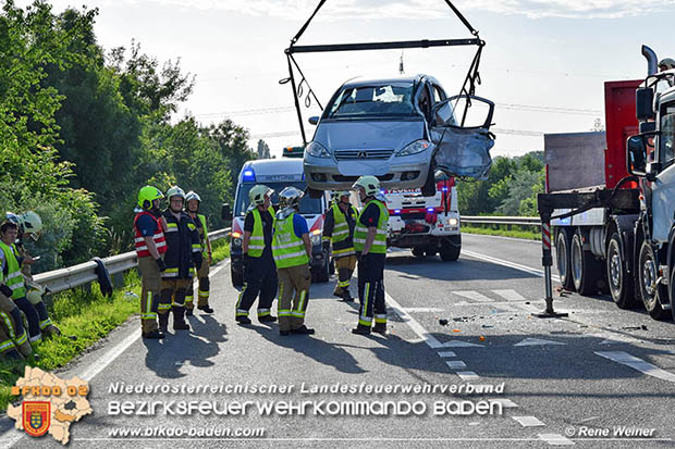 2016_06_17 Verkehrsunfall mit Menschenrettung LB210 Ebreichsdorf - Oberwaltersdorf  Foto: © Rene Weiner