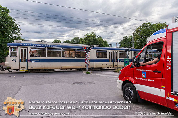 20160617 Pkw von Badner Bahn auf Bahnübergang in Traiskirchen erfasst  Foto: © Stefan Schneider