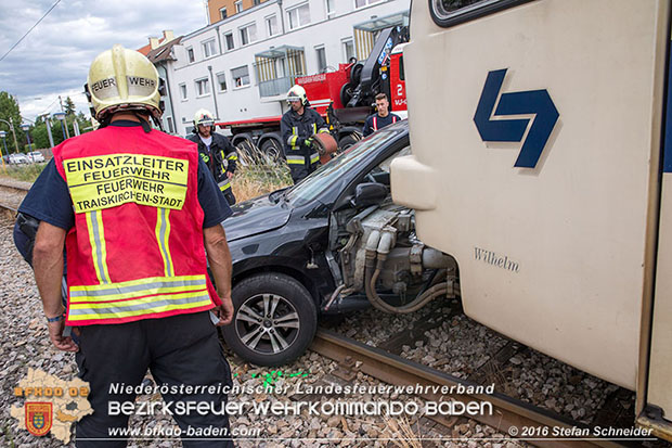 20160617 Pkw von Badner Bahn auf Bahnübergang in Traiskirchen erfasst Foto: © Stefan Schneider 20160617 Pkw von Badner Bahn auf Bahnübergang in Traiskirchen erfasst Foto: © Stefan Schneider