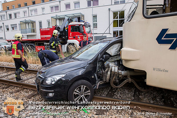 20160617 Pkw von Badner Bahn auf Bahnübergang in Traiskirchen erfasst Foto: © Stefan Schneider 20160617 Pkw von Badner Bahn auf Bahnübergang in Traiskirchen erfasst Foto: © Stefan Schneider