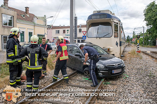 20160617 Pkw von Badner Bahn auf Bahnübergang in Traiskirchen erfasst Foto: © Stefan Schneider 20160617 Pkw von Badner Bahn auf Bahnübergang in Traiskirchen erfasst Foto: © Stefan Schneider