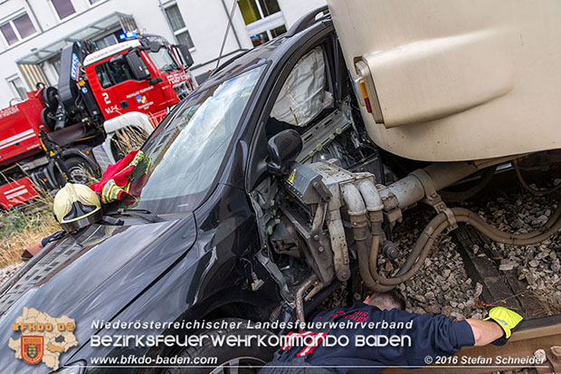 20160617 Pkw von Badner Bahn auf Bahnübergang in Traiskirchen erfasst Foto: © Stefan Schneider 20160617 Pkw von Badner Bahn auf Bahnübergang in Traiskirchen erfasst Foto: © Stefan Schneider