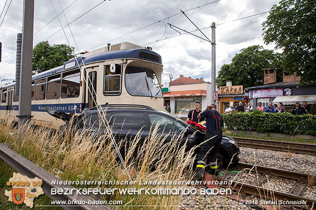 20160617 Pkw von Badner Bahn auf Bahnübergang in Traiskirchen erfasst Foto: © Stefan Schneider 20160617 Pkw von Badner Bahn auf Bahnübergang in Traiskirchen erfasst Foto: © Stefan Schneider