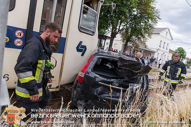 20160617 Pkw von Badner Bahn auf Bahnübergang in Traiskirchen erfasst Foto: © Stefan Schneider 20160617 Pkw von Badner Bahn auf Bahnübergang in Traiskirchen erfasst Foto: © Stefan Schneider