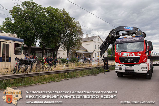v 20160617 Pkw von Badner Bahn auf Bahnübergang in Traiskirchen erfasst Foto: © Stefan Schneider