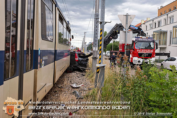 20160617 Pkw von Badner Bahn auf Bahnübergang in Traiskirchen erfasst Foto: © Stefan Schneider 20160617 Pkw von Badner Bahn auf Bahnübergang in Traiskirchen erfasst Foto: © Stefan Schneider