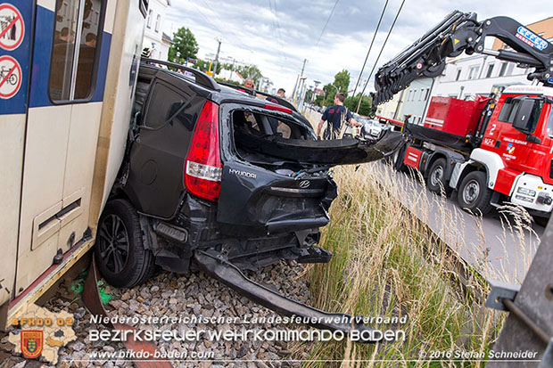 20160617 Pkw von Badner Bahn auf Bahnübergang in Traiskirchen erfasst Foto: © Stefan Schneider 20160617 Pkw von Badner Bahn auf Bahnübergang in Traiskirchen erfasst Foto: © Stefan Schneider