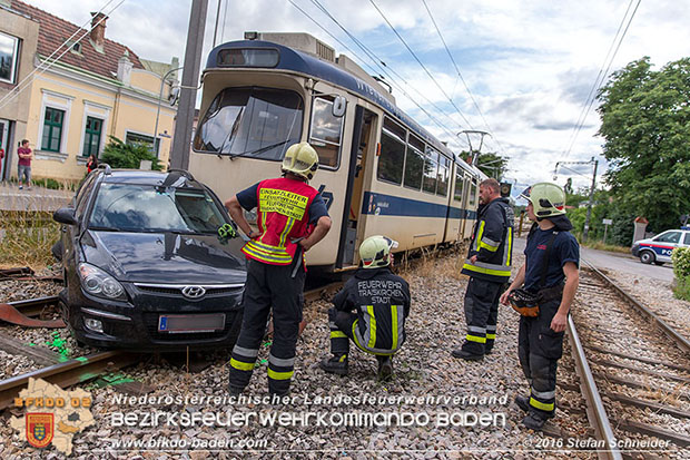 20160617 Pkw von Badner Bahn auf Bahnübergang in Traiskirchen erfasst Foto: © Stefan Schneider 20160617 Pkw von Badner Bahn auf Bahnübergang in Traiskirchen erfasst Foto: © Stefan Schneider