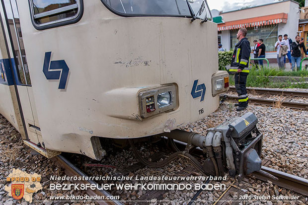 20160617 Pkw von Badner Bahn auf Bahnübergang in Traiskirchen erfasst Foto: © Stefan Schneider 20160617 Pkw von Badner Bahn auf Bahnübergang in Traiskirchen erfasst Foto: © Stefan Schneider