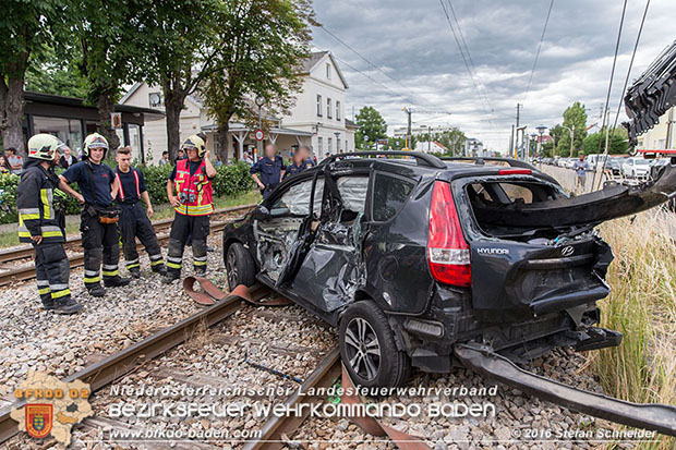 20160617 Pkw von Badner Bahn auf Bahnübergang in Traiskirchen erfasst Foto: © Stefan Schneider 20160617 Pkw von Badner Bahn auf Bahnübergang in Traiskirchen erfasst Foto: © Stefan Schneider