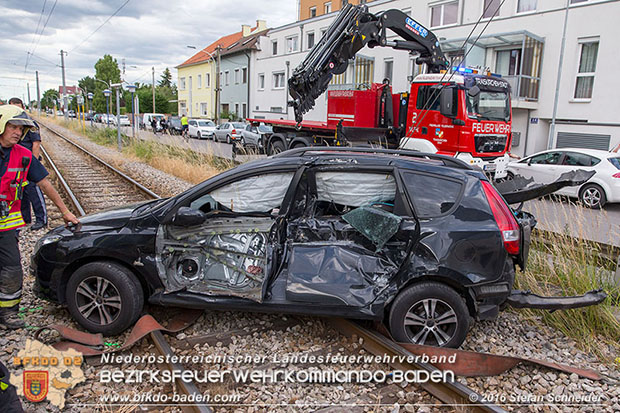 20160617 Pkw von Badner Bahn auf Bahnübergang in Traiskirchen erfasst Foto: © Stefan Schneider 20160617 Pkw von Badner Bahn auf Bahnübergang in Traiskirchen erfasst Foto: © Stefan Schneider